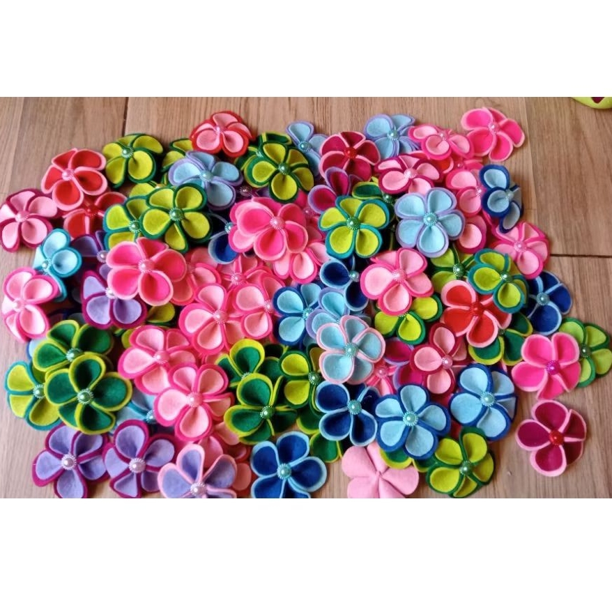 Bros bunga dari kain flanel souvenir grosir 100pcs