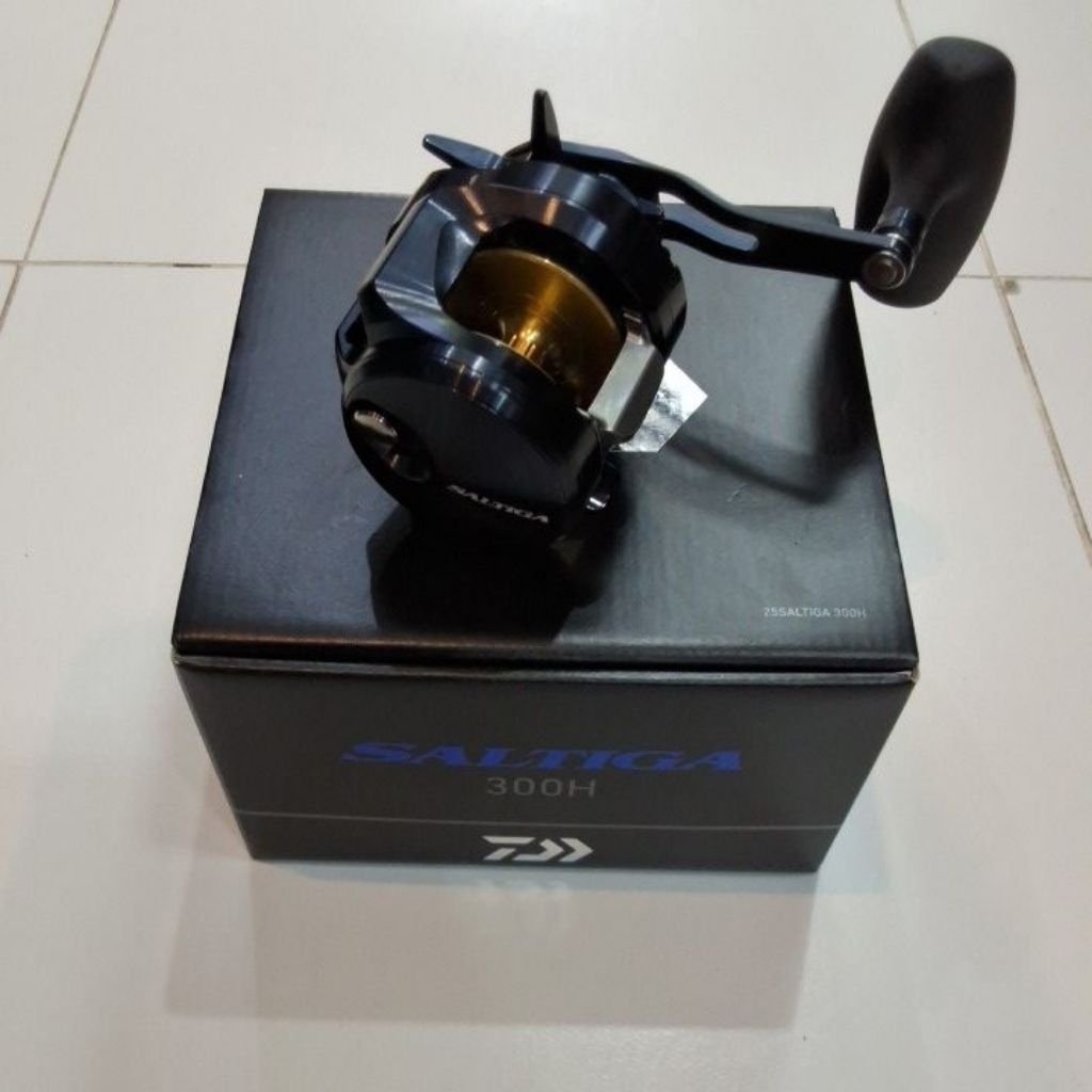 REEL OVERHEAD DAIWA SALTIGA 25 300H (RIGHT )