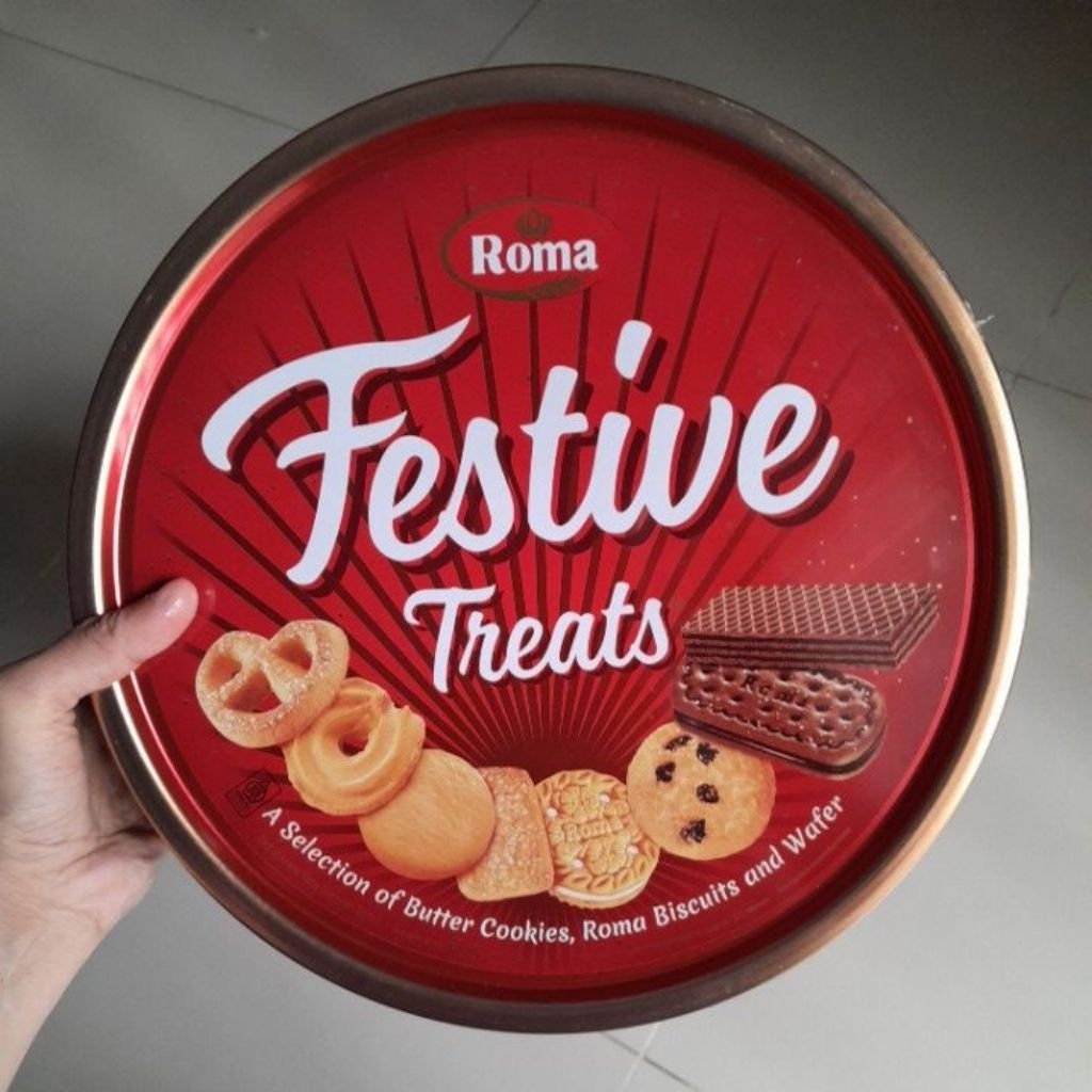 Roma Festive Treats Biskuit Wafer Assorted Kaleng 675gr