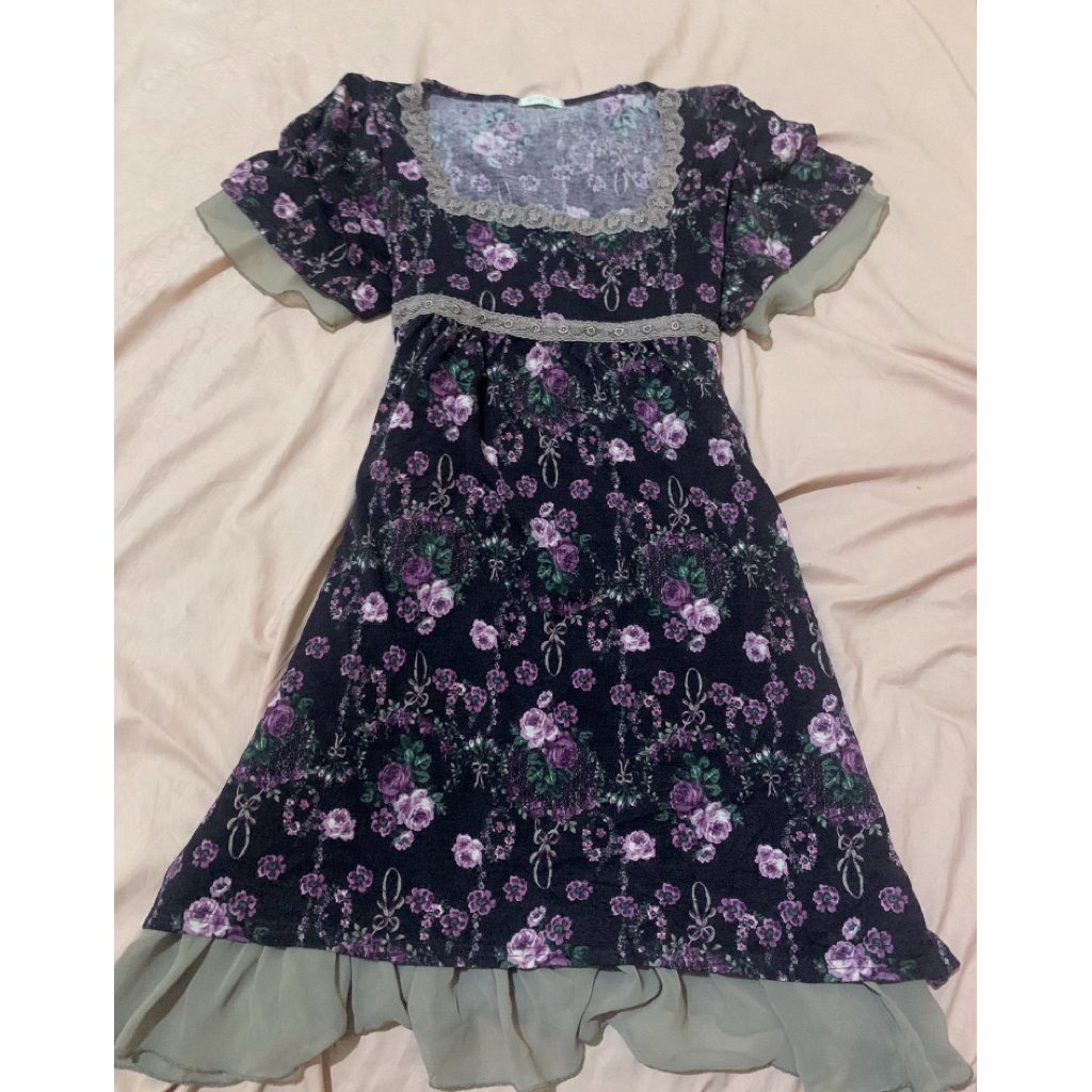 DRESS PETITE FLUTE FLORAL OVER JEANS