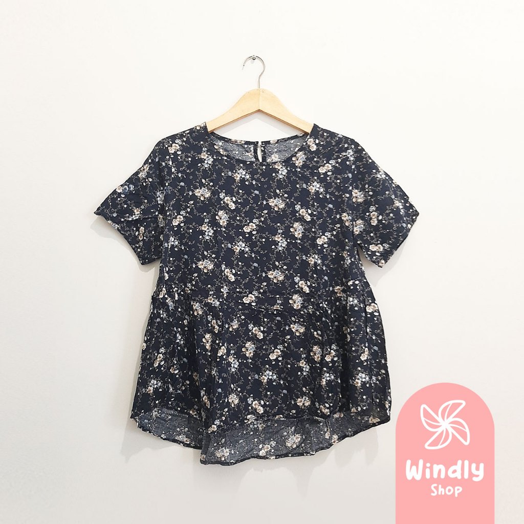 Blouse Lengan Pendek Hitam Motif Bunga-Bunga - Preloved