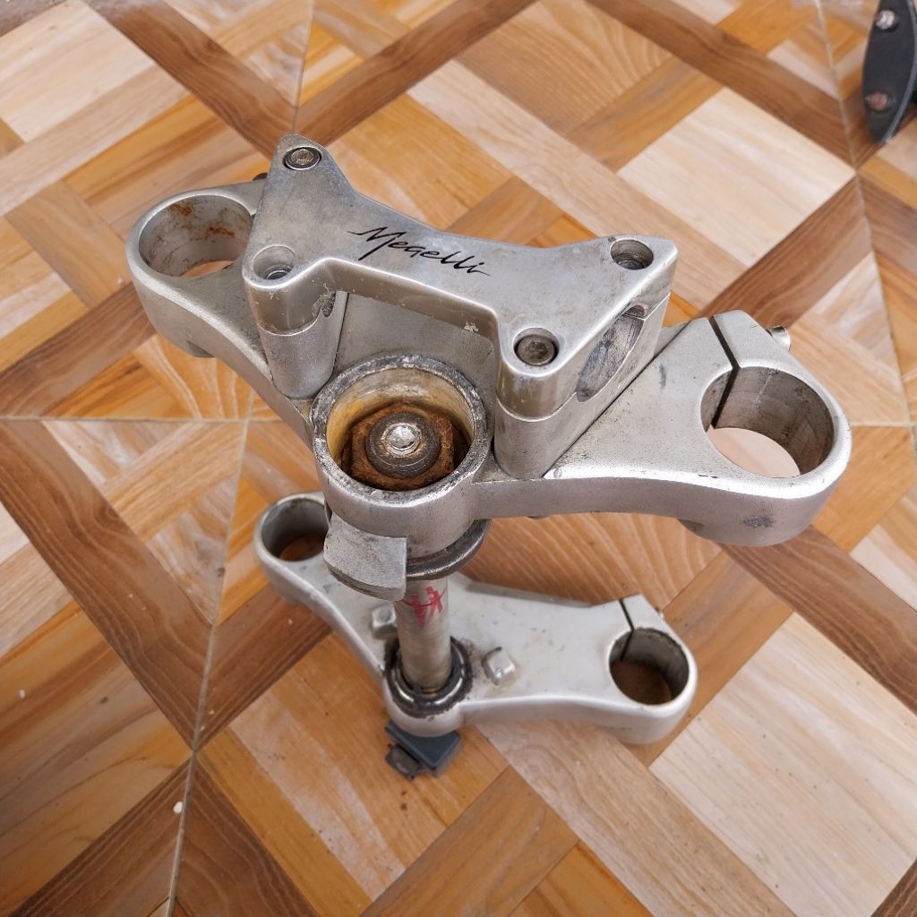 segitiga T atas bawah tripleclamp original Minerva Megelli 250cc
