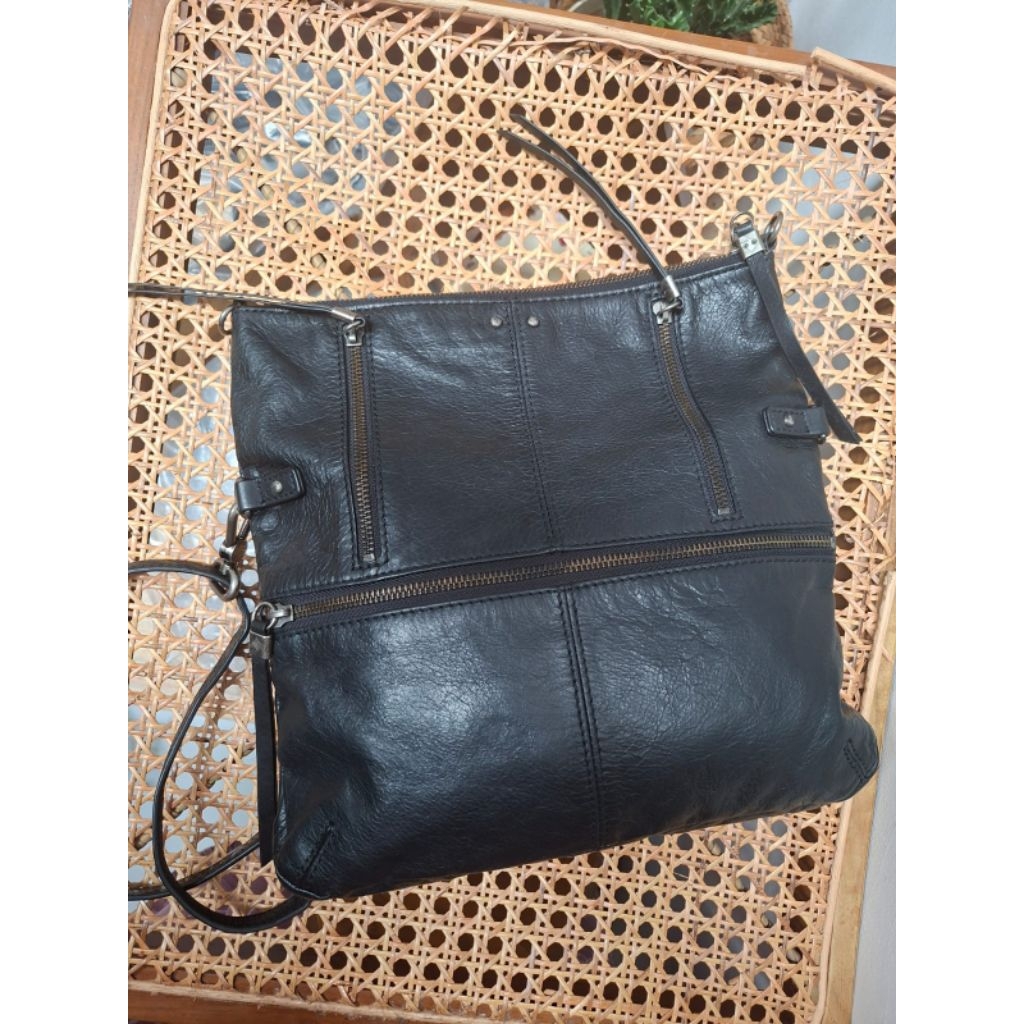 The Sak sling lipat kulit asli, flap sling bag