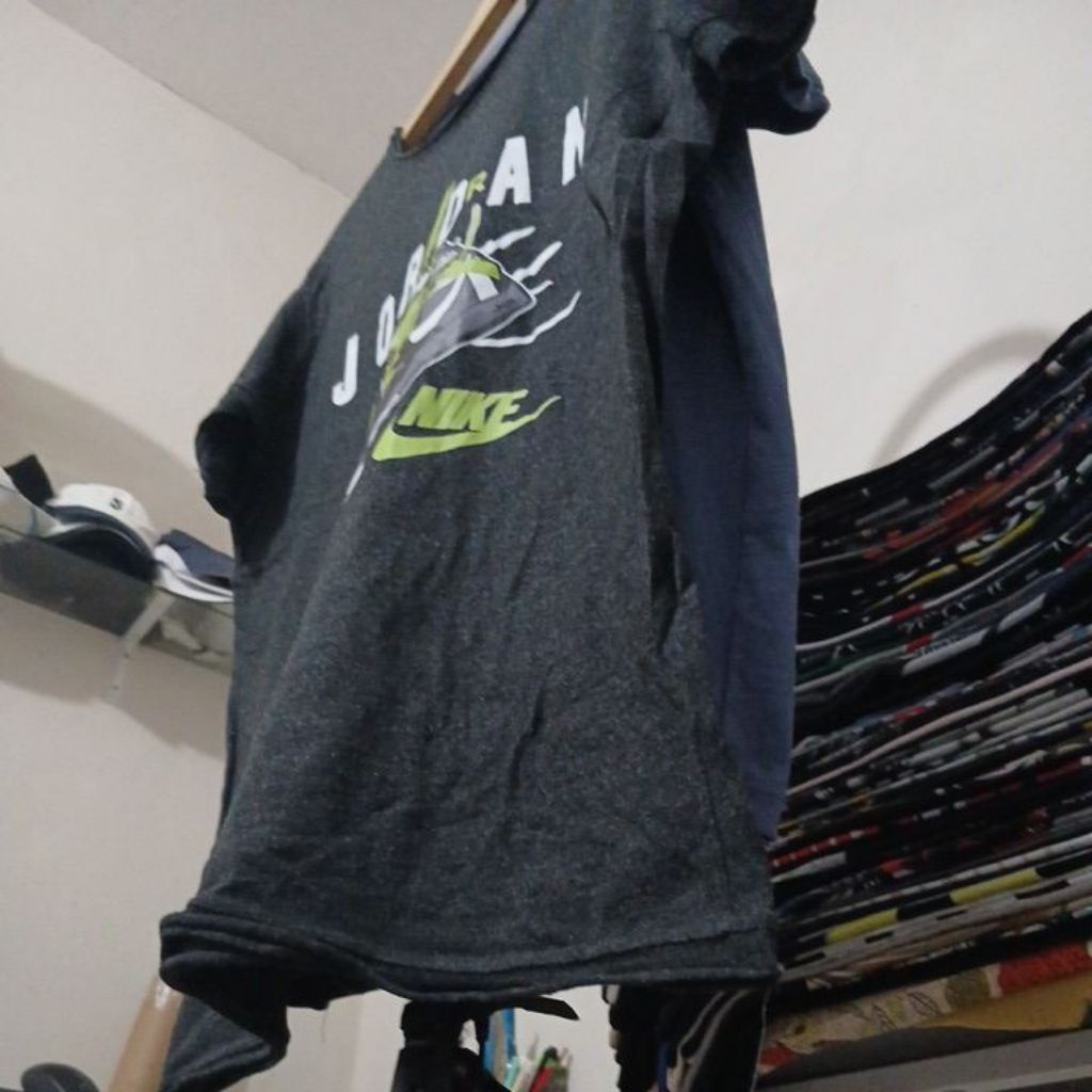 Kaos katun model kerah dan ujung lengan terbelah warna abu pekat CODES COMBINE  second Original size