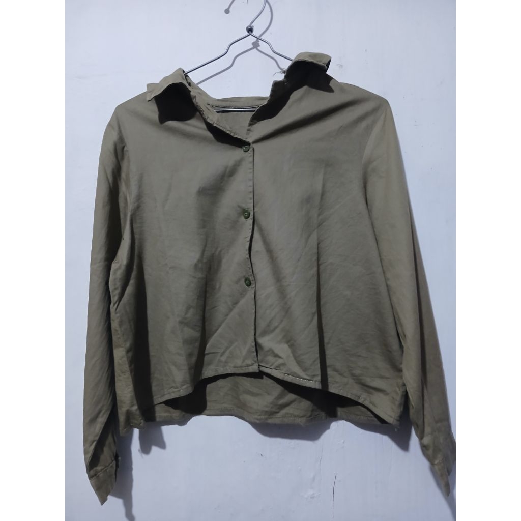 KEMEJA CROP TOP WANITA LENGAN PANJANG HIJAU ARMY (preloved - baca deskripsi)