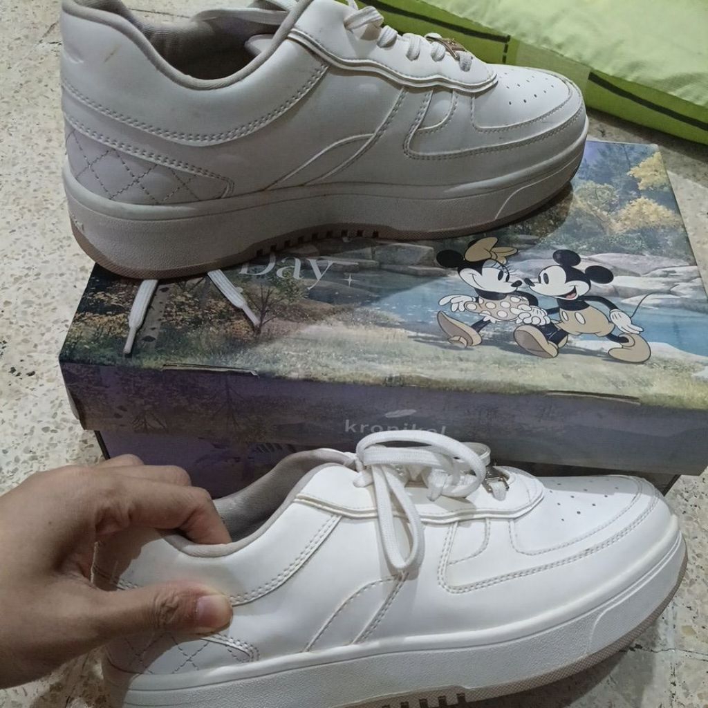 sepatu kronikel wanita putih preloved