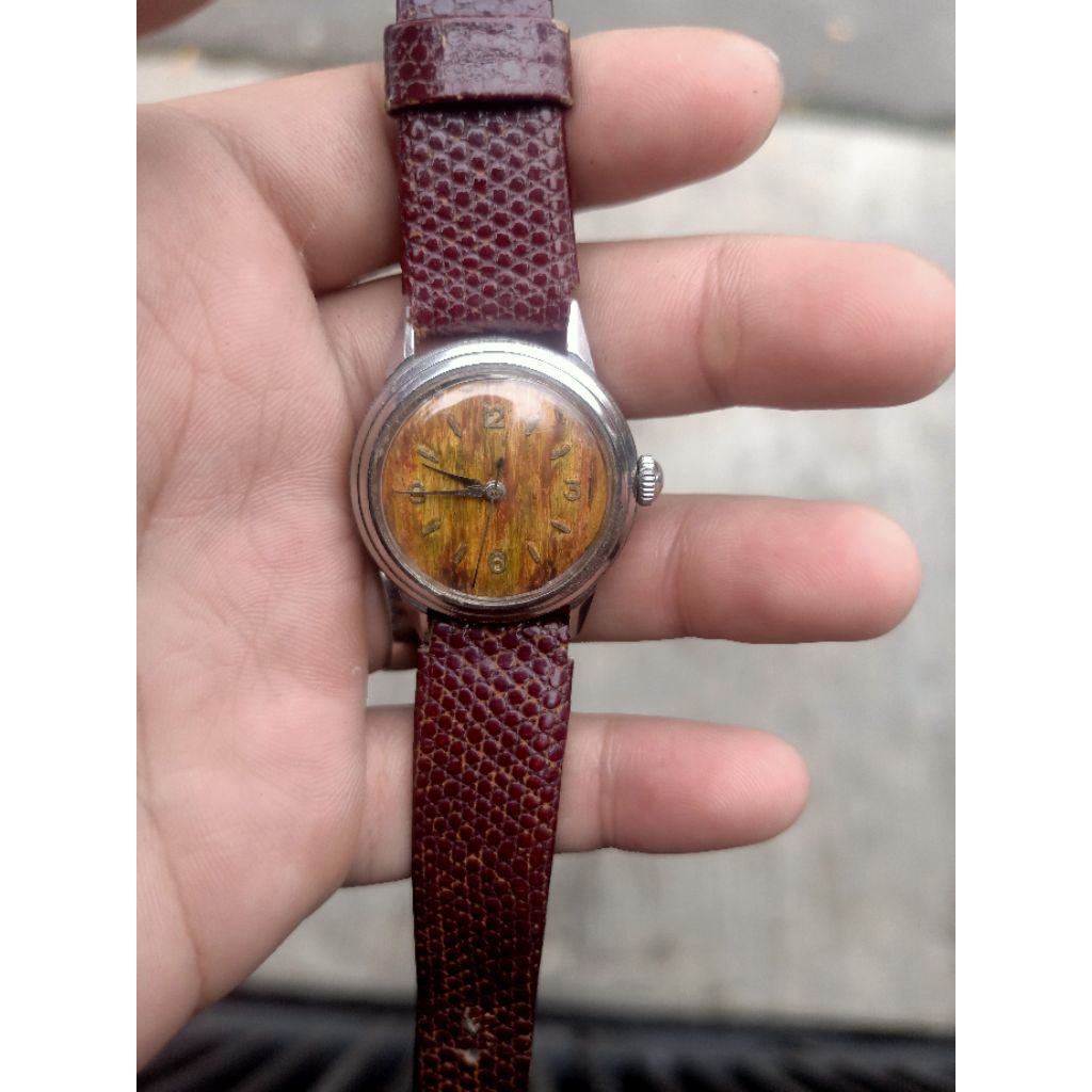 jam Wyler manual winding