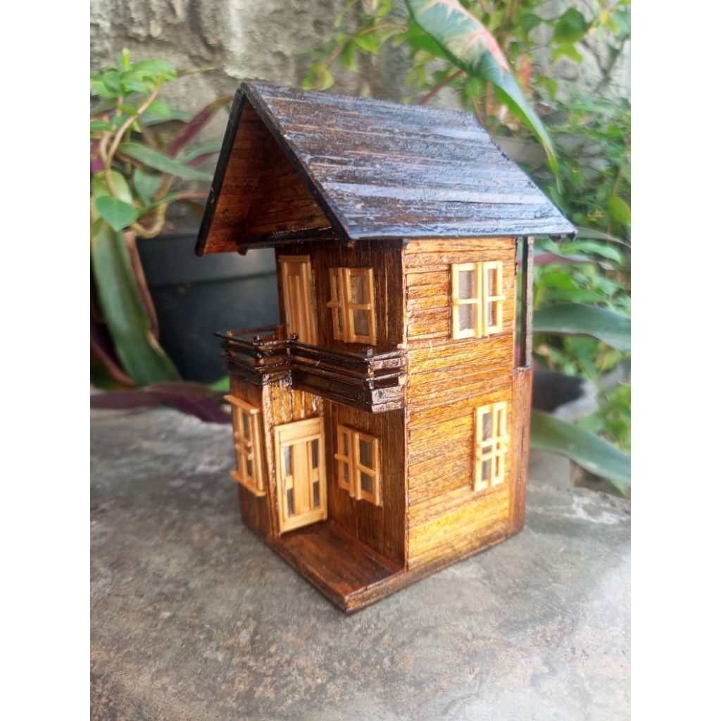 Miniatur rumah kayu