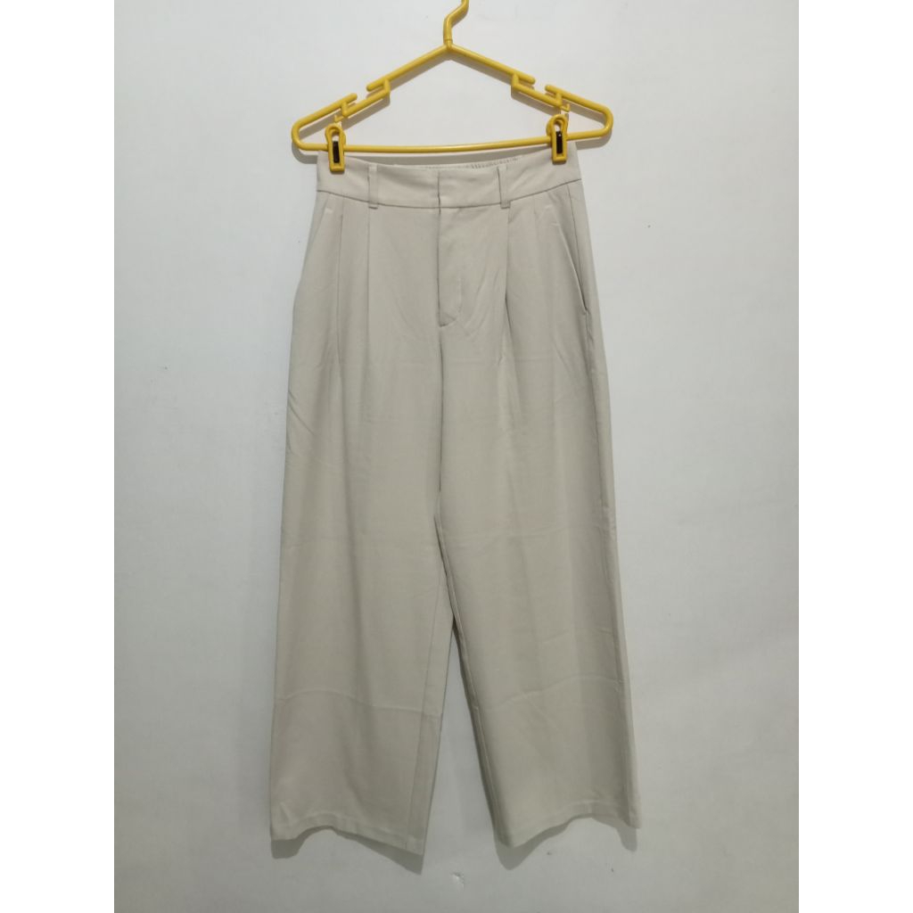 Preloved GU Tucked wide pants warna Cream Natural