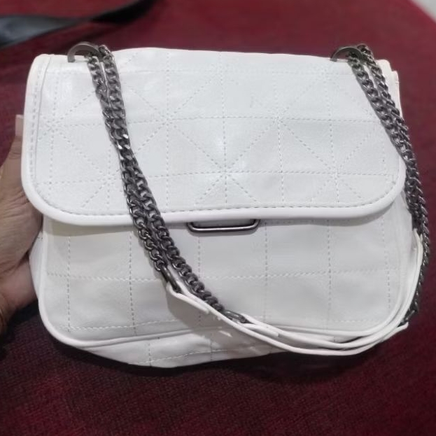 tas Sling rantai hitam kulit warna putih ZARA 24x20cm