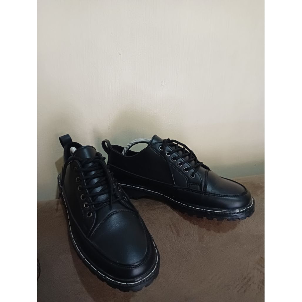 Sepatu Carlos Docmart Full Black