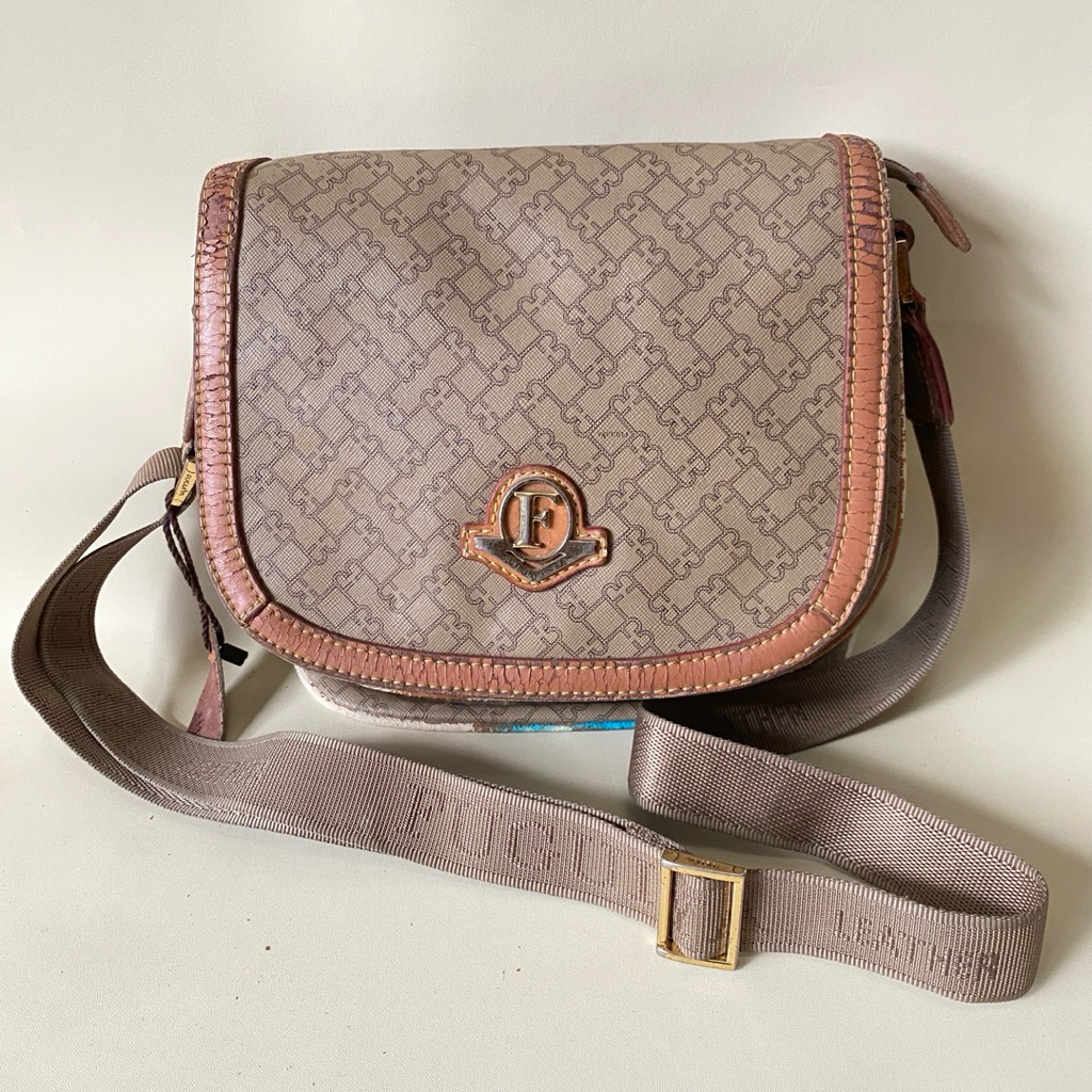 tas slingbag brand Fuguiya bagian dlm ada 3 ruang minus baca deskripsi