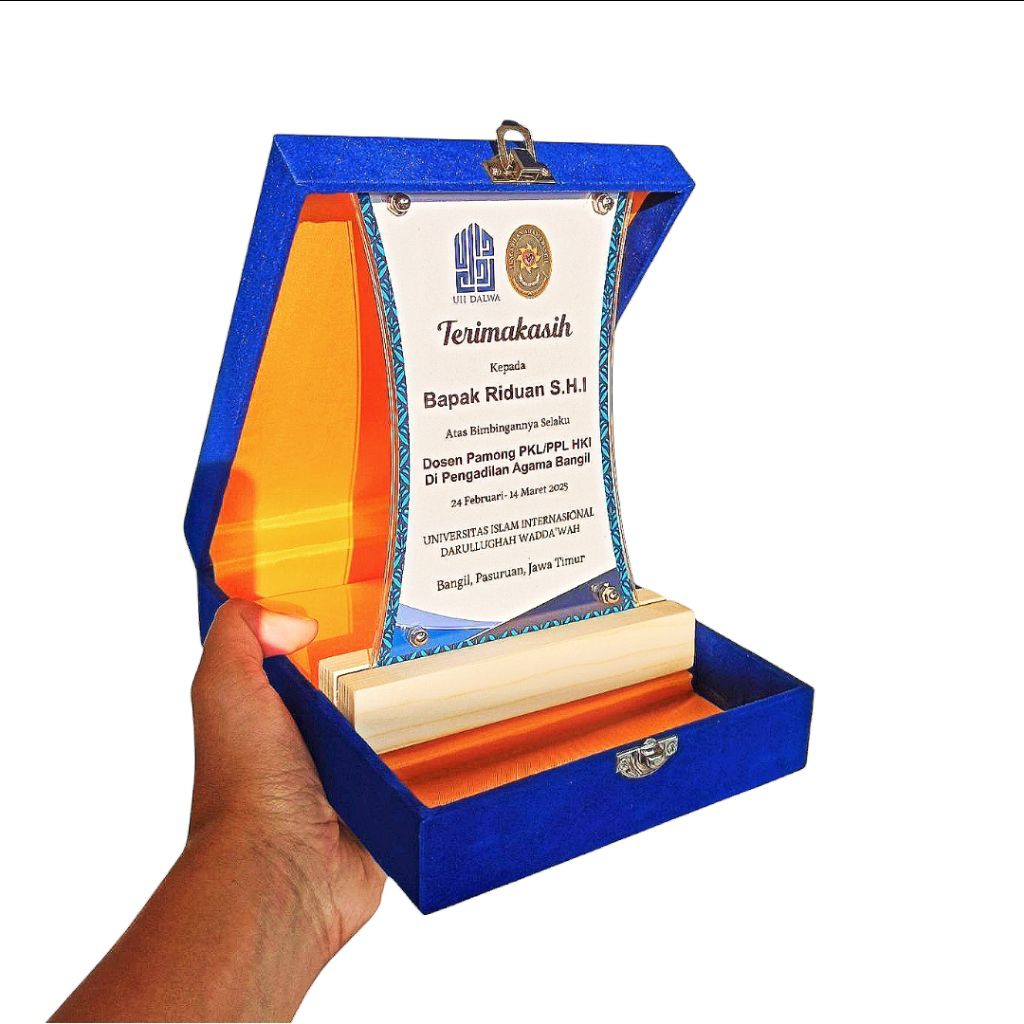 PLAKAT VANDEL AKRILIK CUSTOM PAKE TATAKAN KAYU DAN BOX BLUDRU - 15 X 10 CM