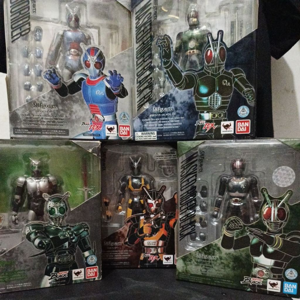 koleksi figure SHF seri Kamen Rider Ksatria Baja Hitam