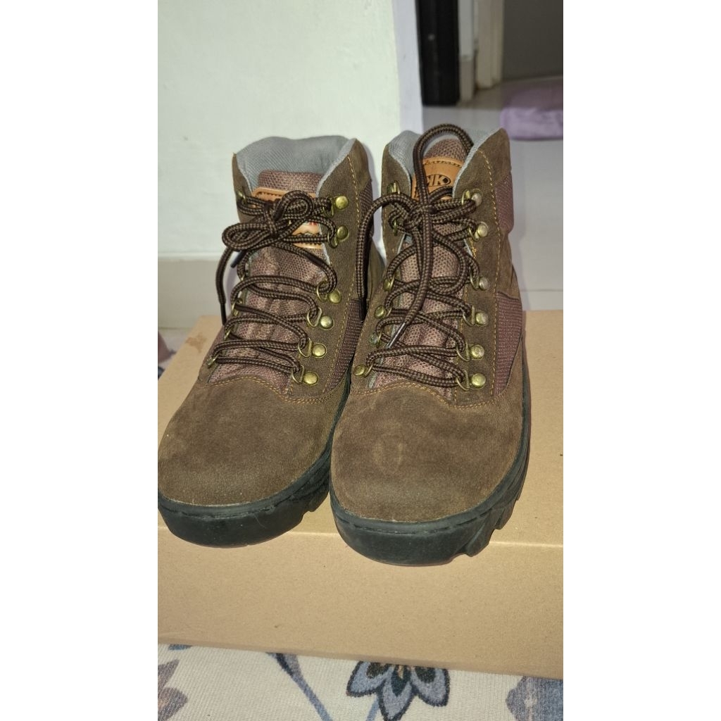 sepatu boots treking