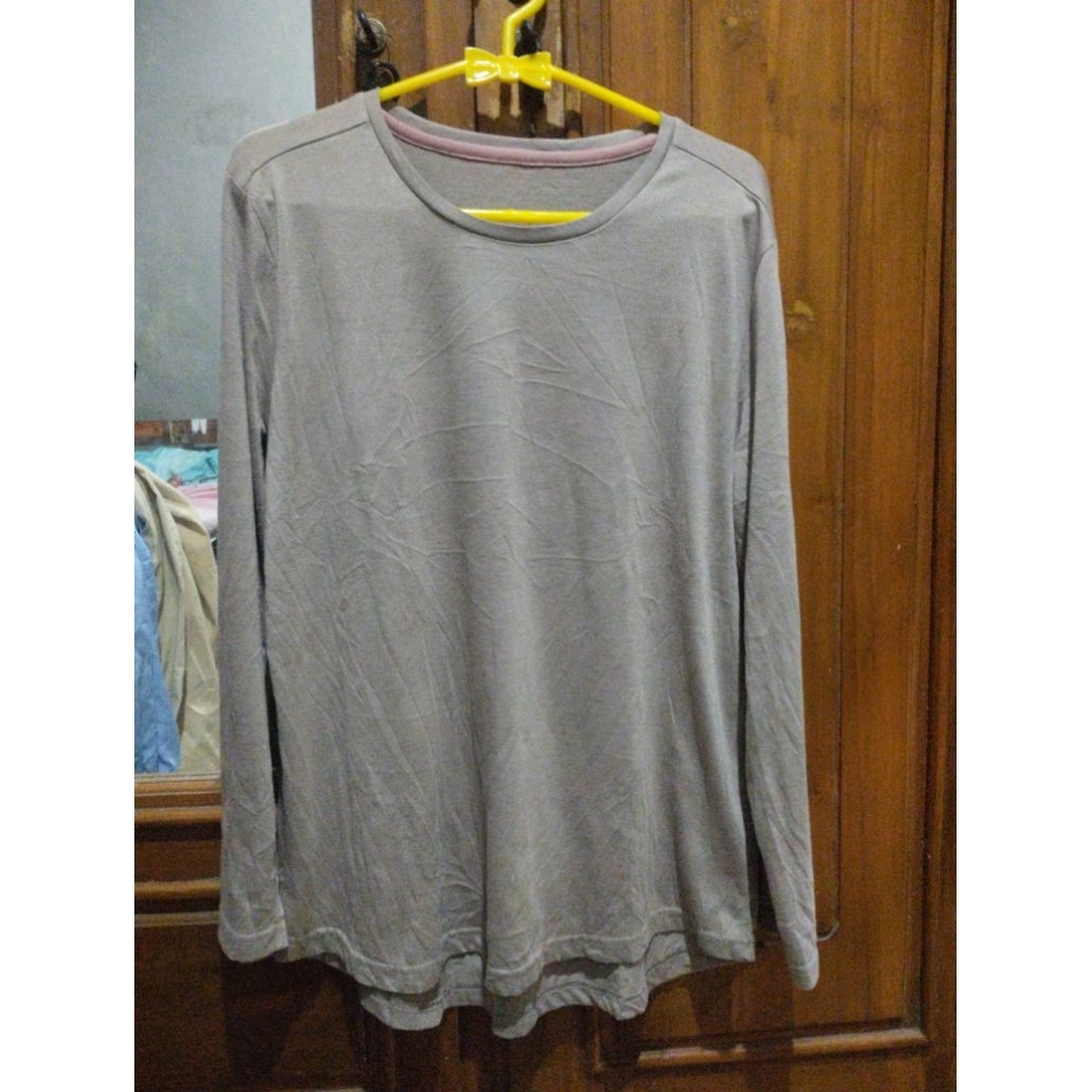 Kaos polos abu-abu tua