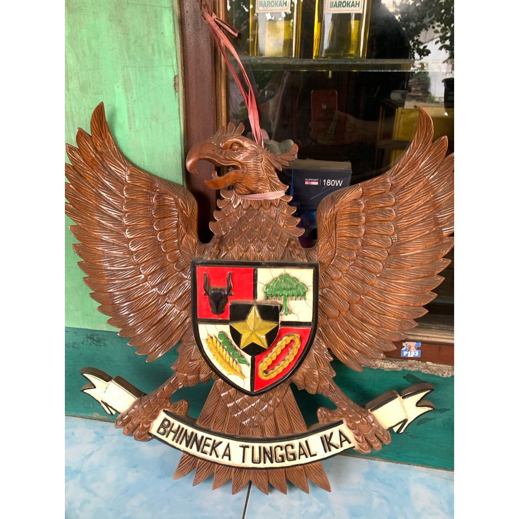 Garuda Pancasila kayu jati warna coklat
