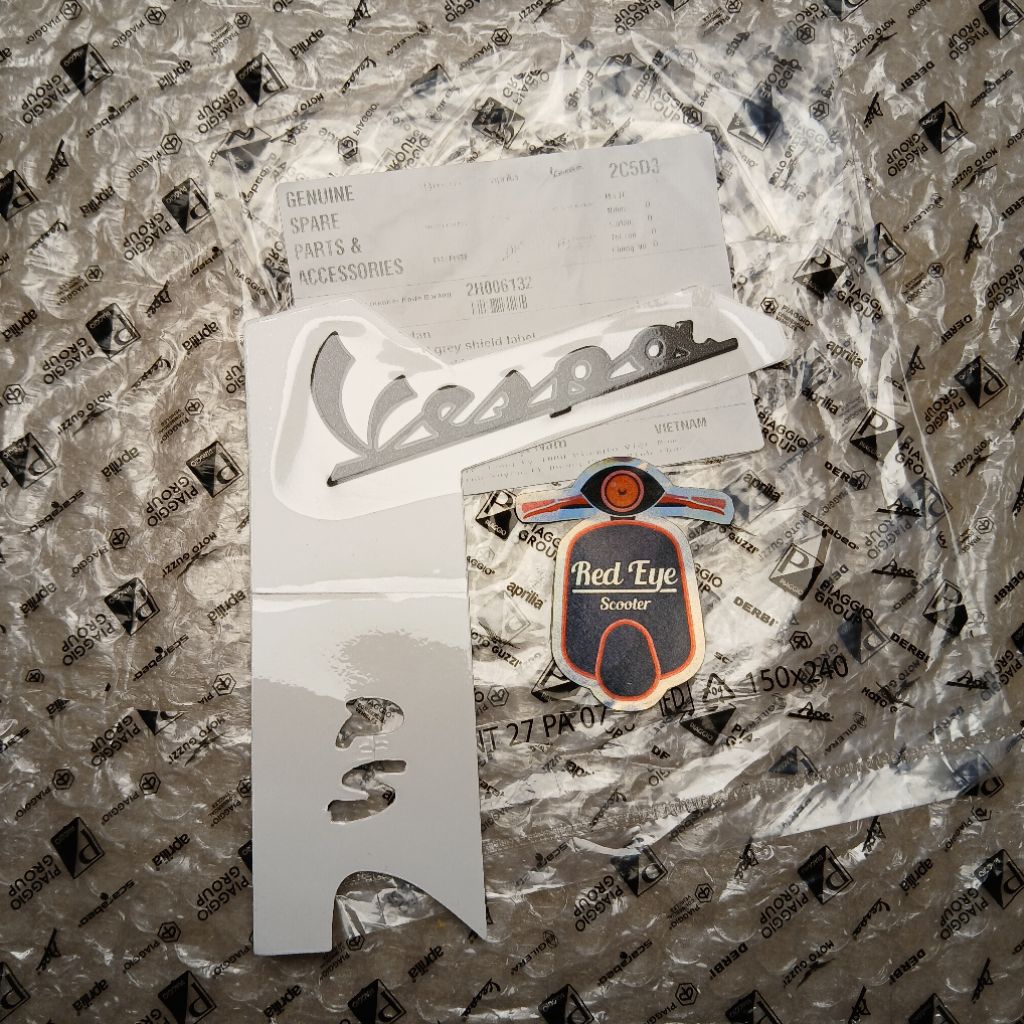 Stiker " Vespa " Body Depan Warna Grey Metalic Emblem Stiker Sprint Primavera LX Vespa S LXV GTS Emb
