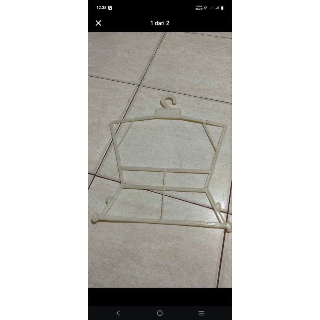Gantungan baju bekas toko baju