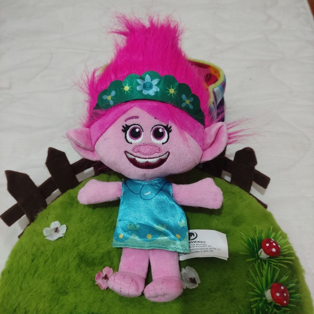 Boneka poppy trolls kecil