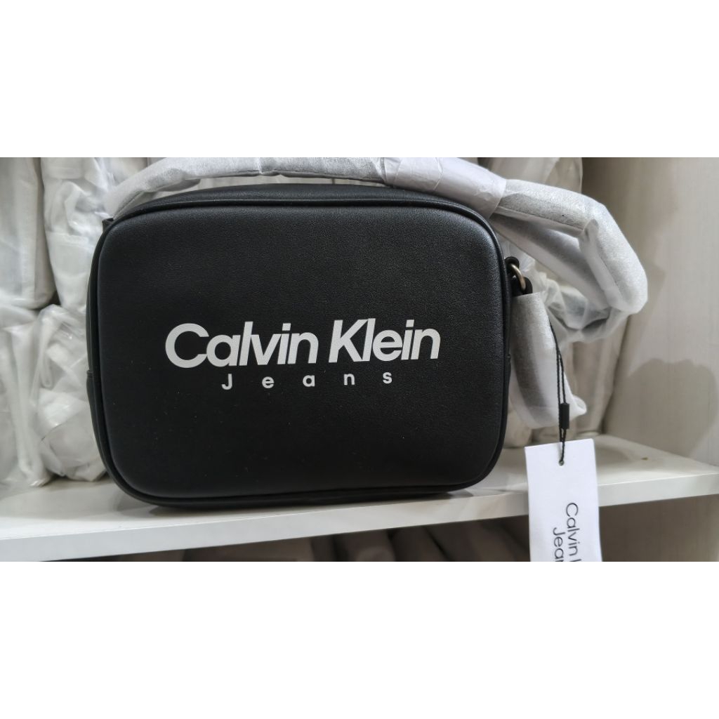  tas selempang Calvin Klein Jeans berwarna hitam. 