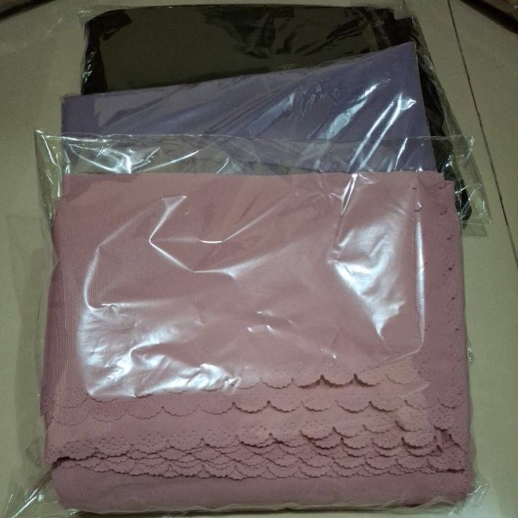 PRELOVED 1 PCS JILBAB SEGI EMPAT JUMBO 145 X 145 SERUTI BORDIR