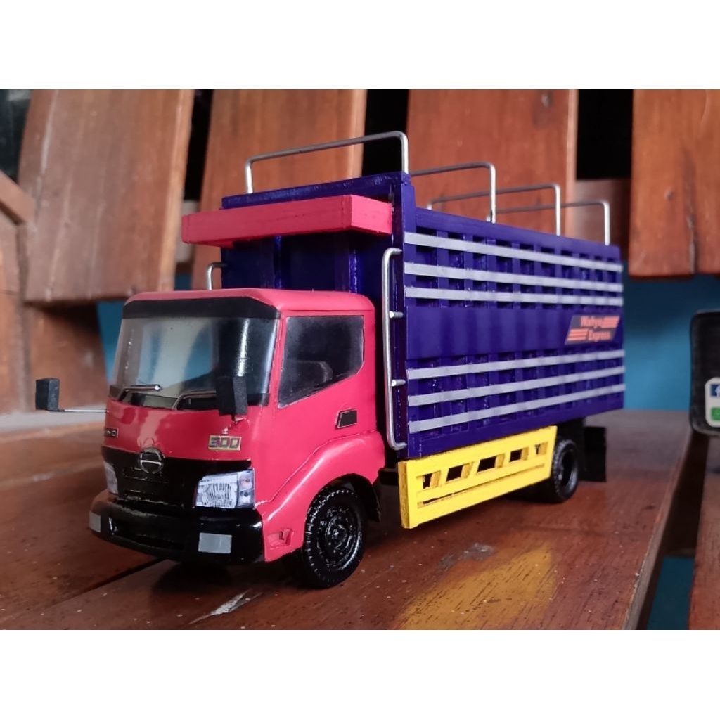 Miniatur truk Hino Dutro