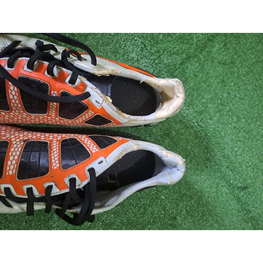 sepatu bola t90 putih