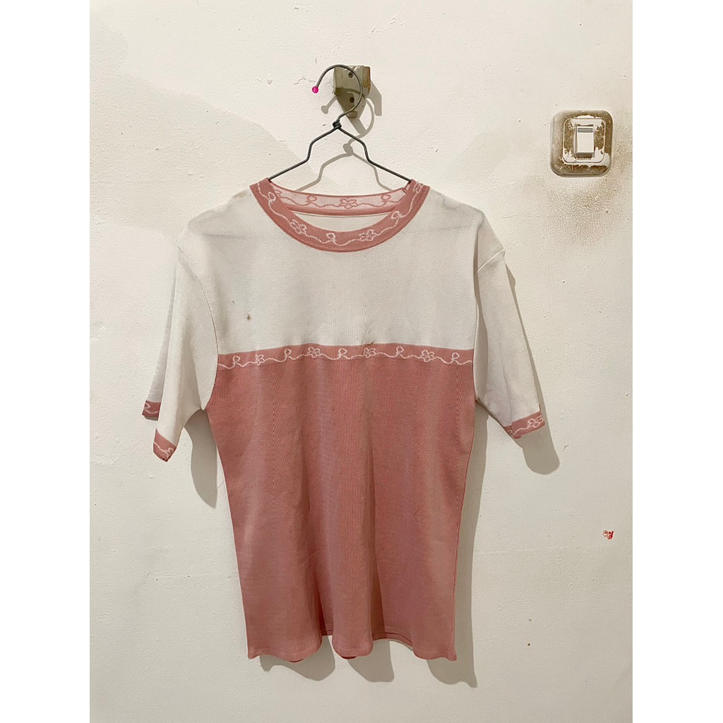 PRELOVED ATASAN KAOS TSHIRT PINK PUTIH BW