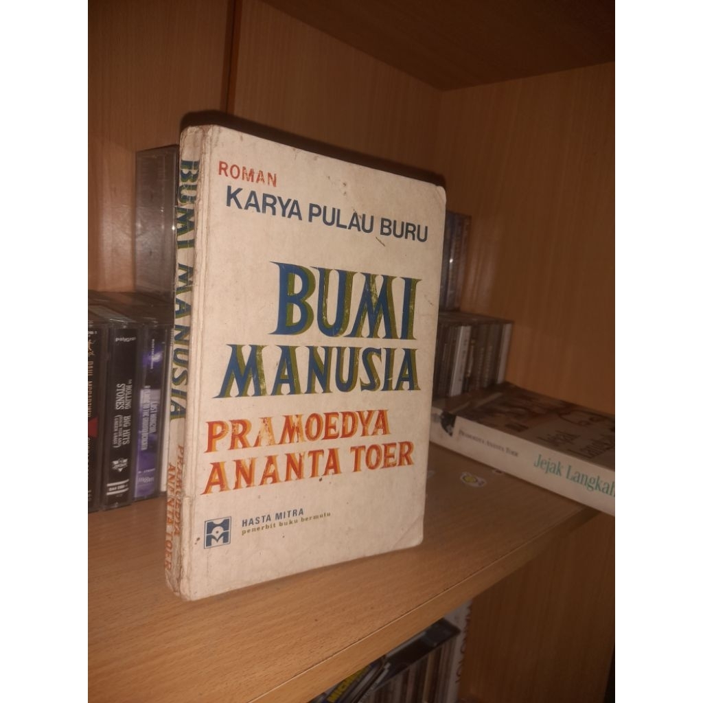Buku Bumi Manusia oleh Pramoedya Ananta Toer (Hasta Mitra, 1981)