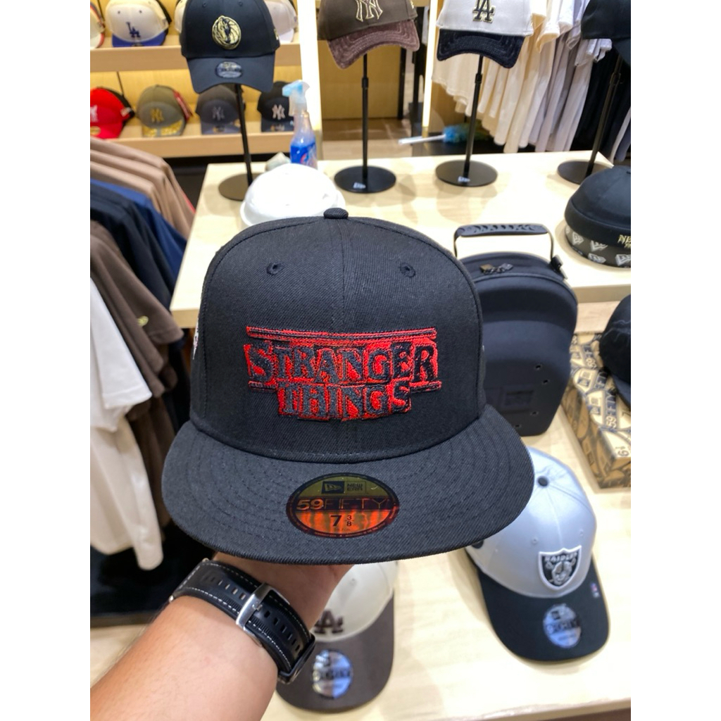 Topi New Era 5950 Stranger Things Black Red