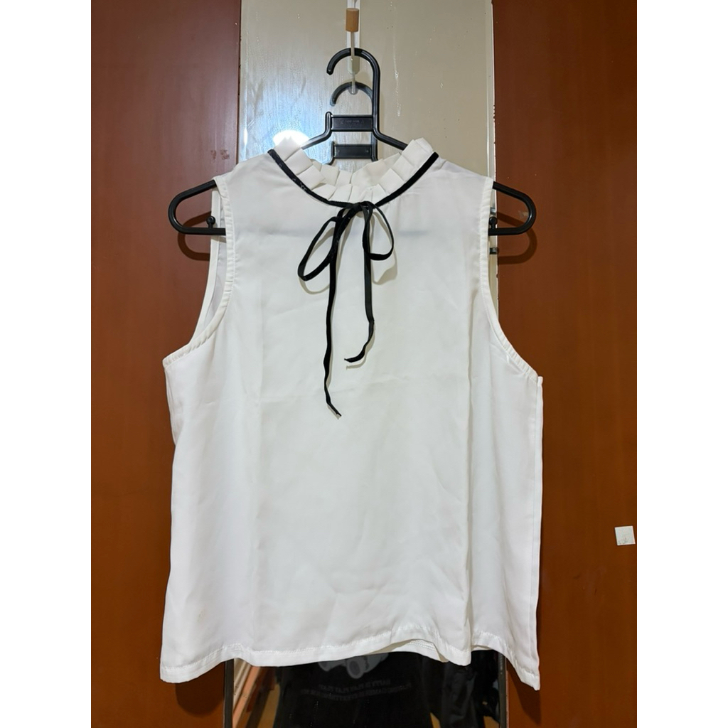 Atasan Putih Ada Woman