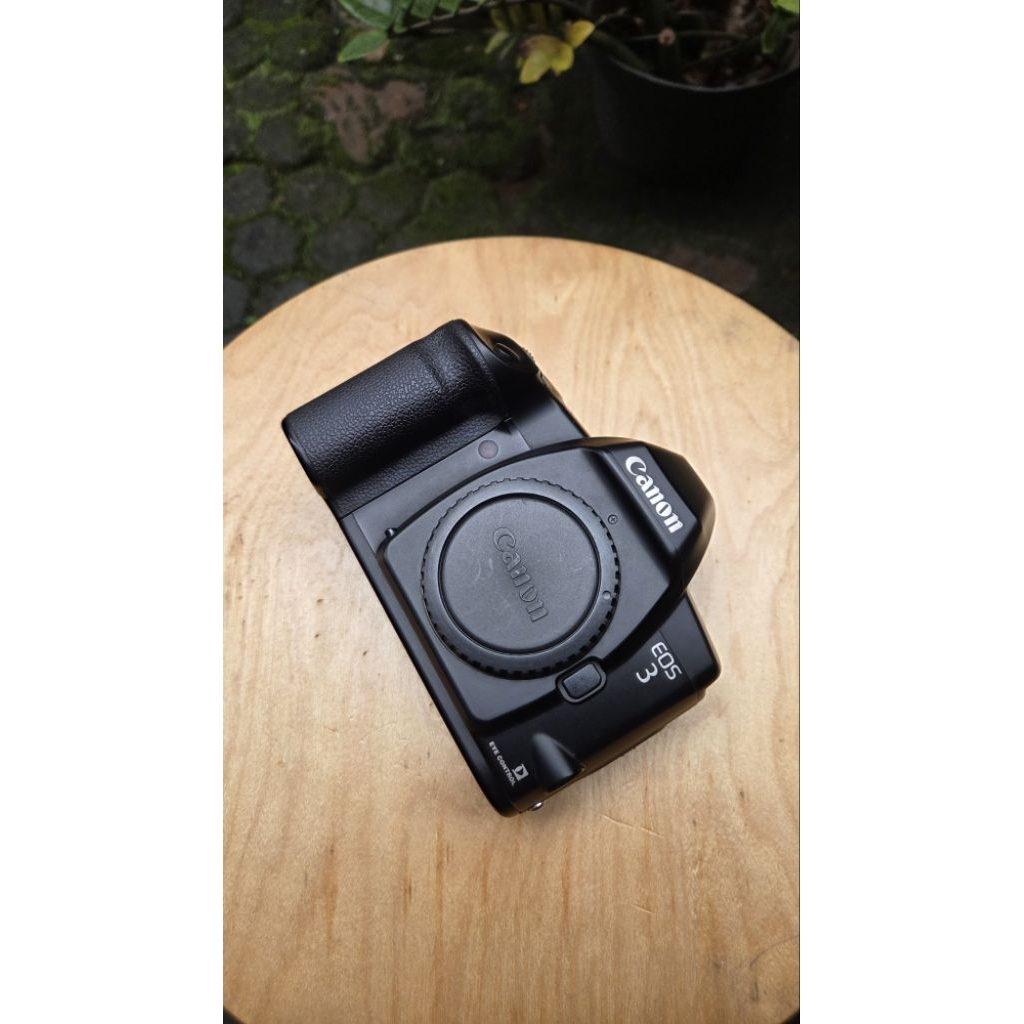 Kamera Film Analog Canon EOS 3 langka collector item