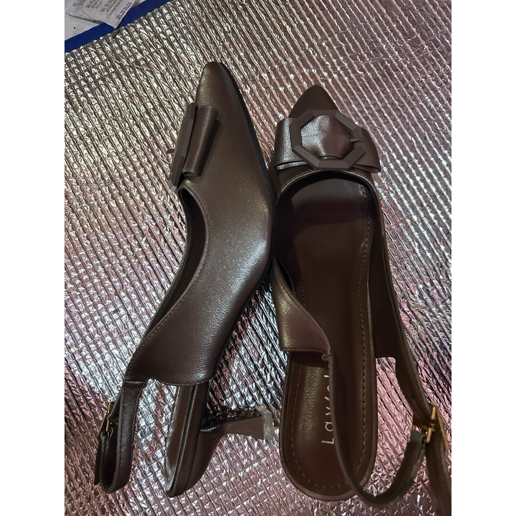 sepatu heels lancip merek laviola