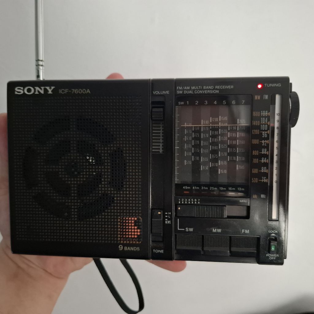 RADIO Sony ICF-7600A portable multi-band receiver. radio ringkas nan jadul ini bagus untuk kolektor.