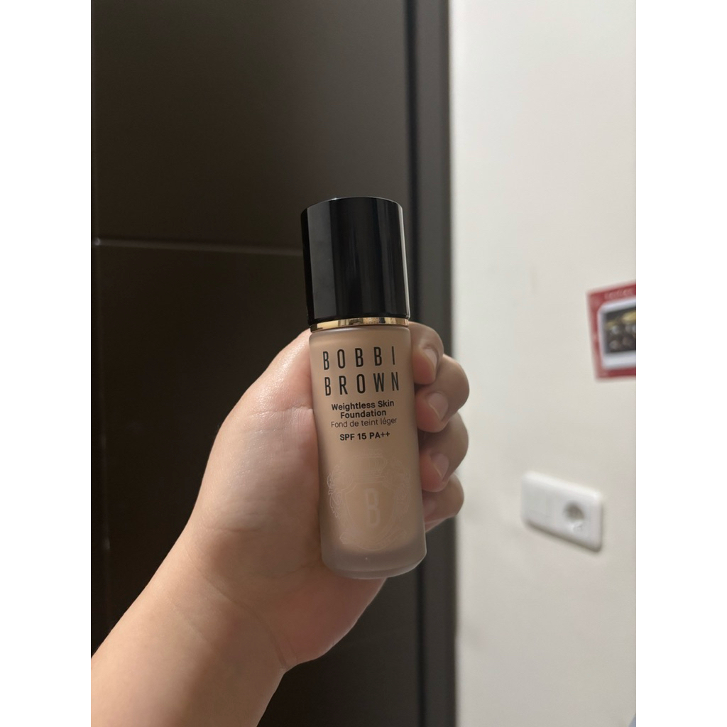 Bobbi Brown Weightless Skin Foundation Sand