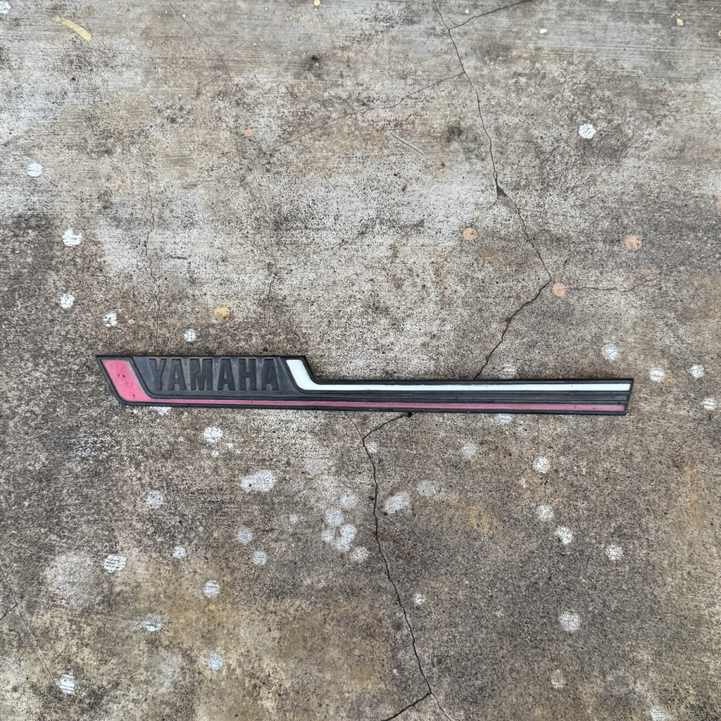 EMBLEM KANAN YAMAHA V80 ROBOT SUPER DELUXE ORIGINAL