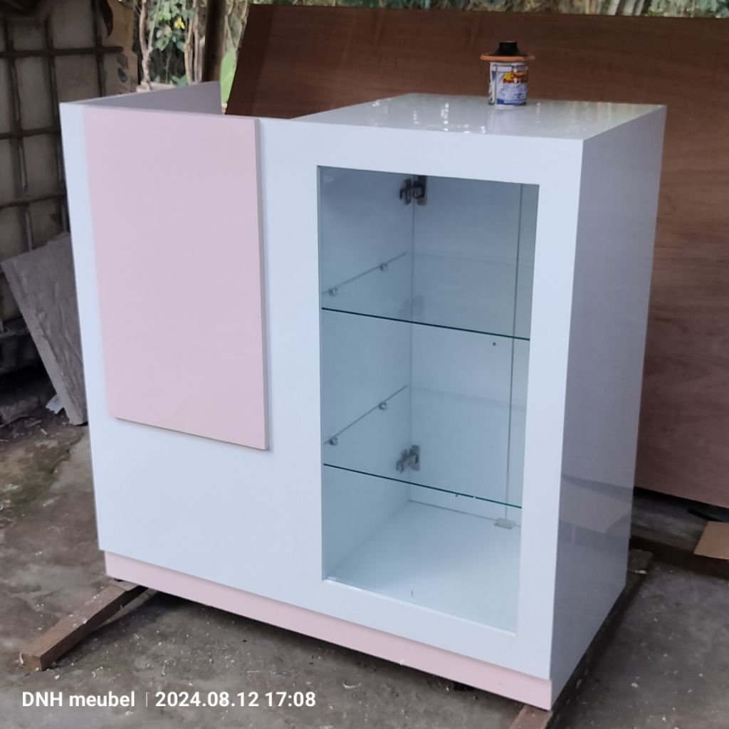 Meja kasir etalase display