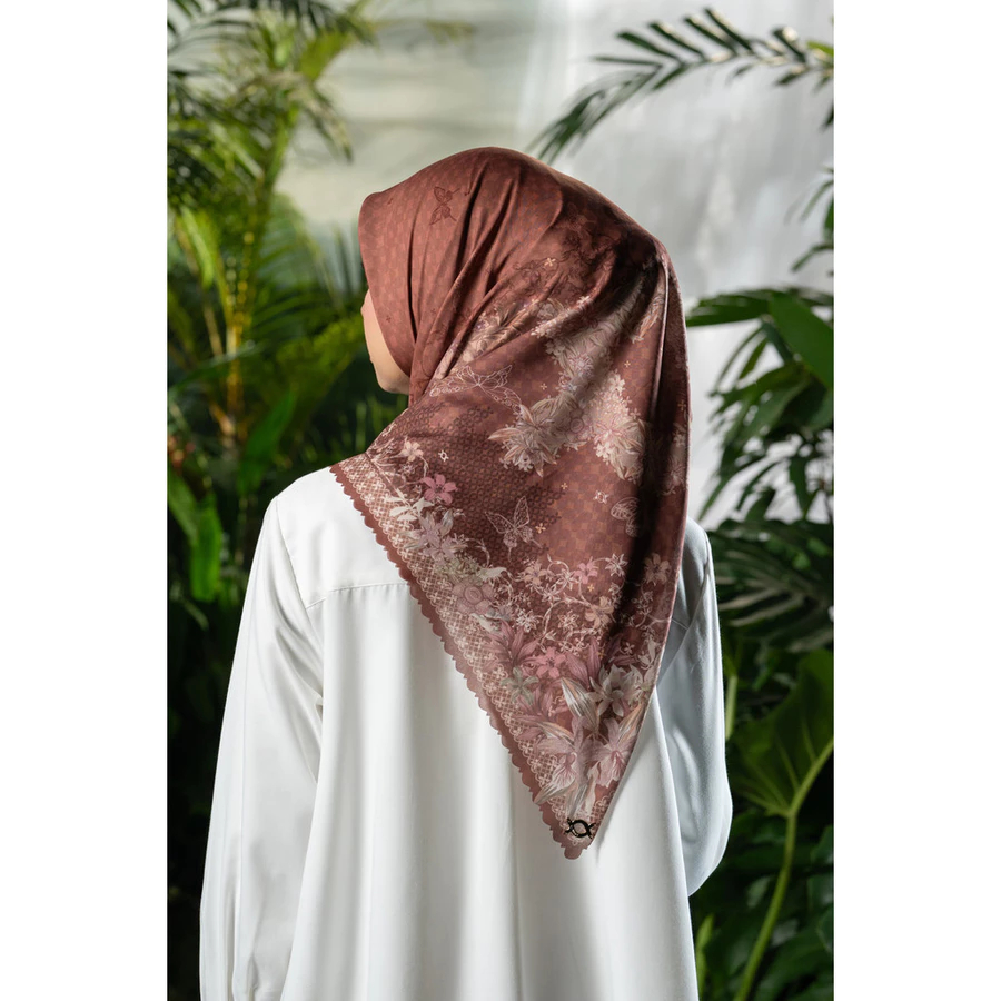 Seruni Scarf Wearing Klamby Sale