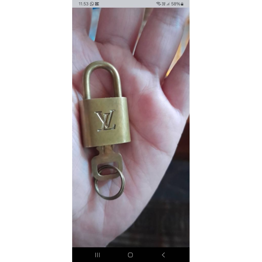 gembok tas lv Louis Vuitton