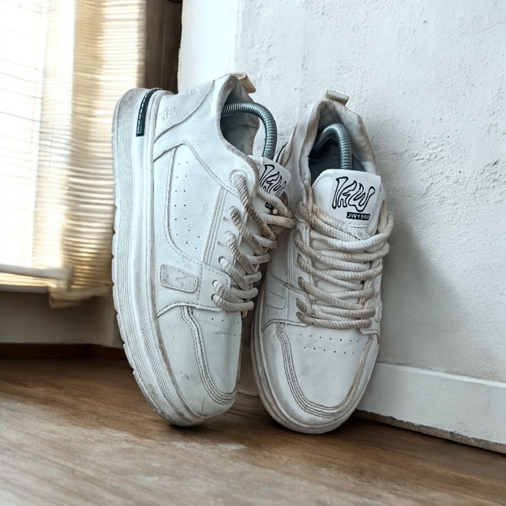 SEPATU SNEAKERS PRELOVED SIZE 43