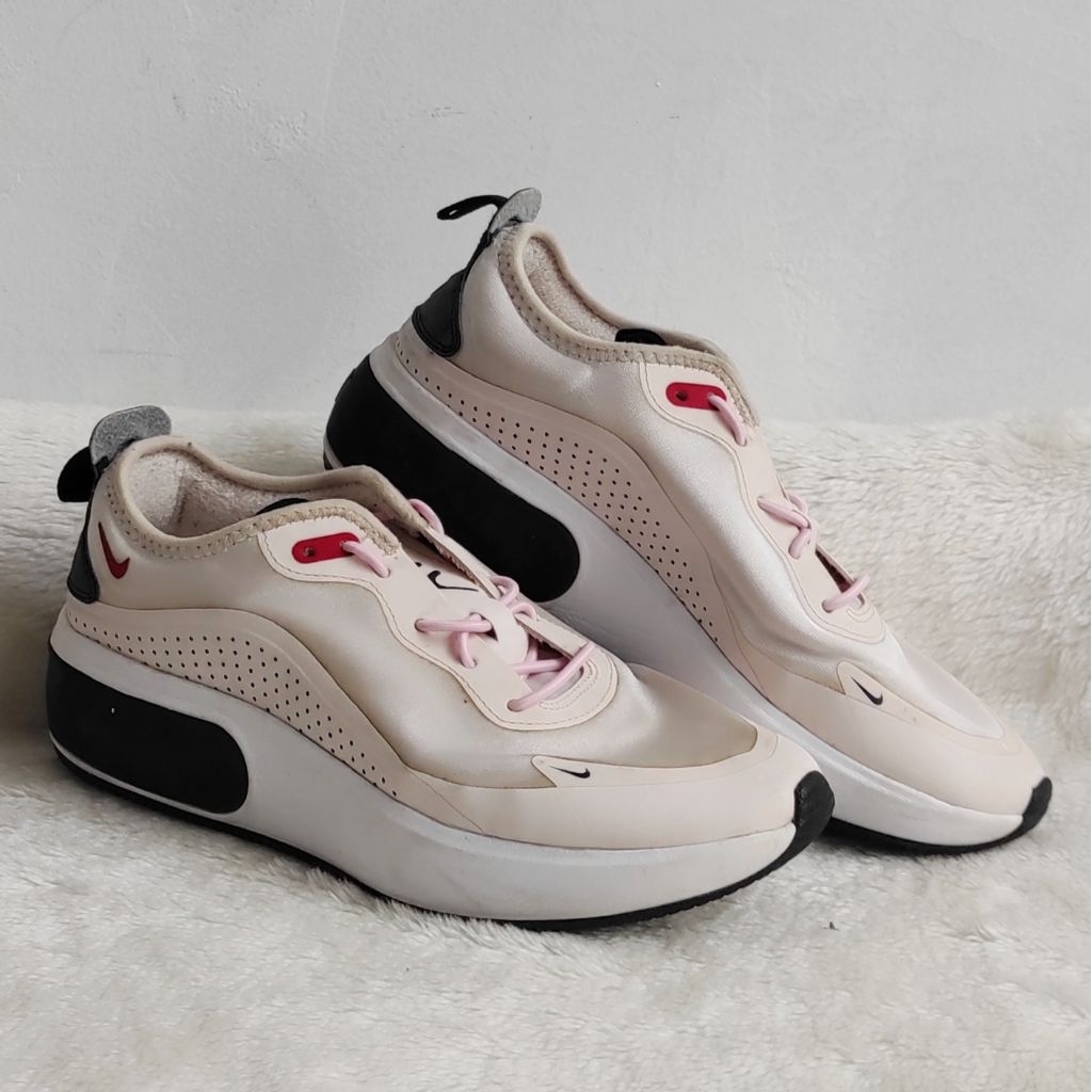 Sepatu sneaker wanita Nike Air Max Dia