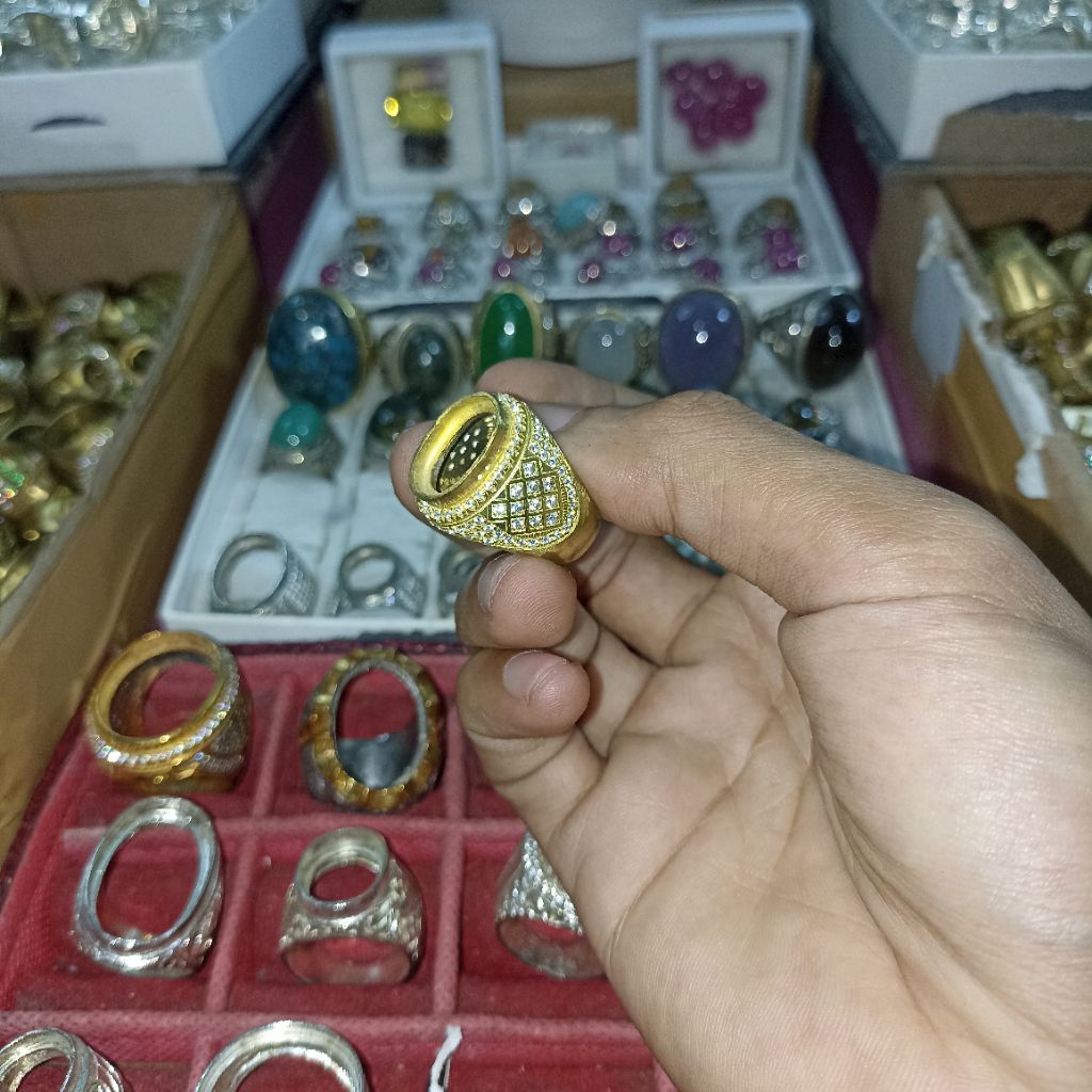 CINCIN BATU AKIK DAN PERMATA MEWAH DAN ELEGAN BAHAN KUNINGAN SARI SUPER EMBAN/IKETAN/RING