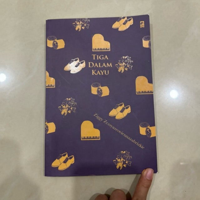 [preloved] tiga dalam kayu by ziggy zezsyazeoviennazabrizkie