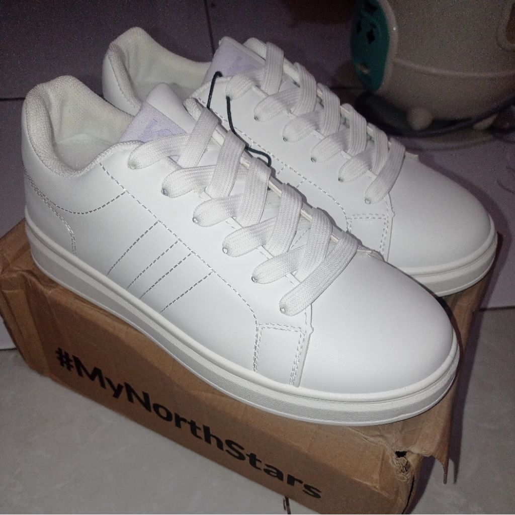 Sepatu North Star