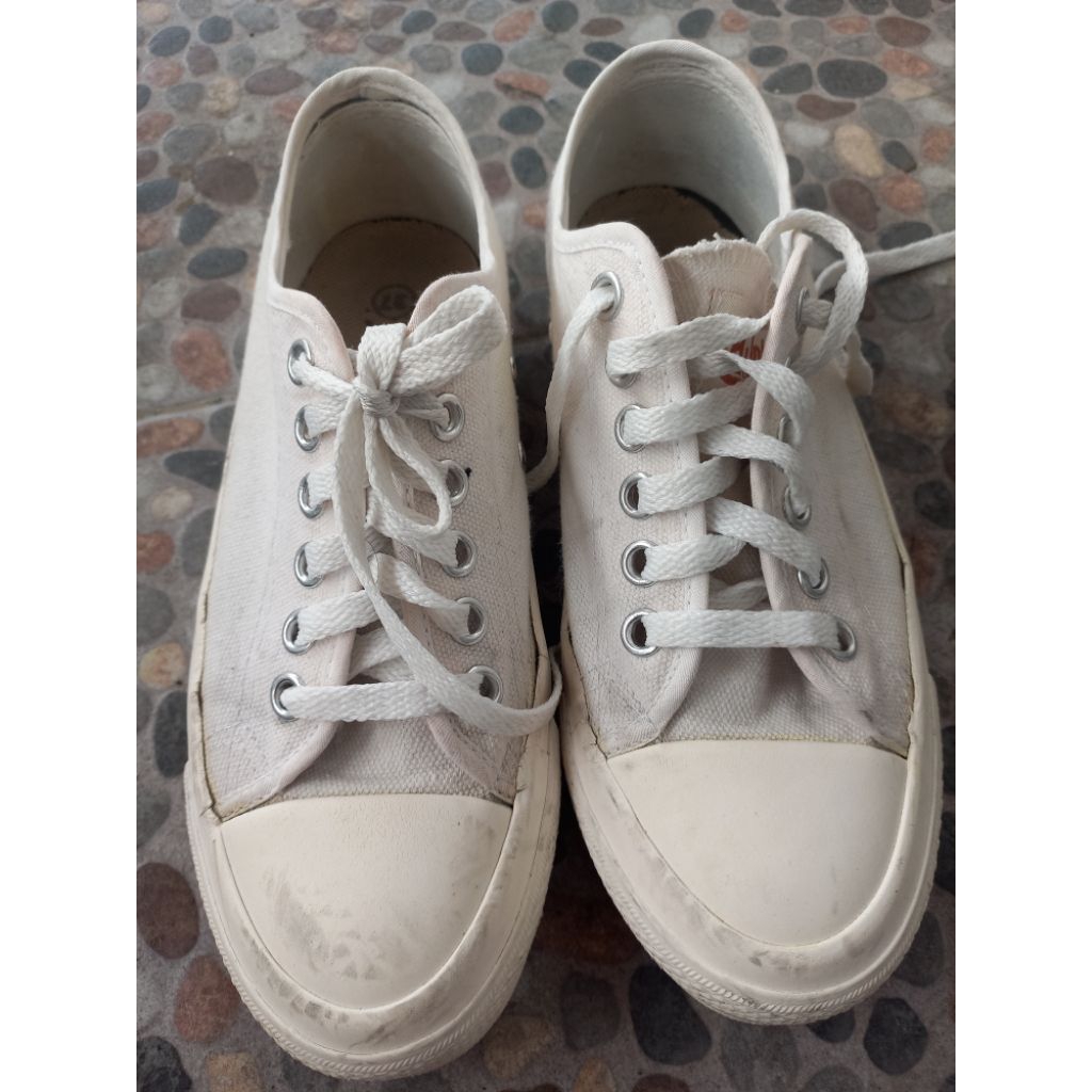 Sepatu Vans Wanita (Preloved)