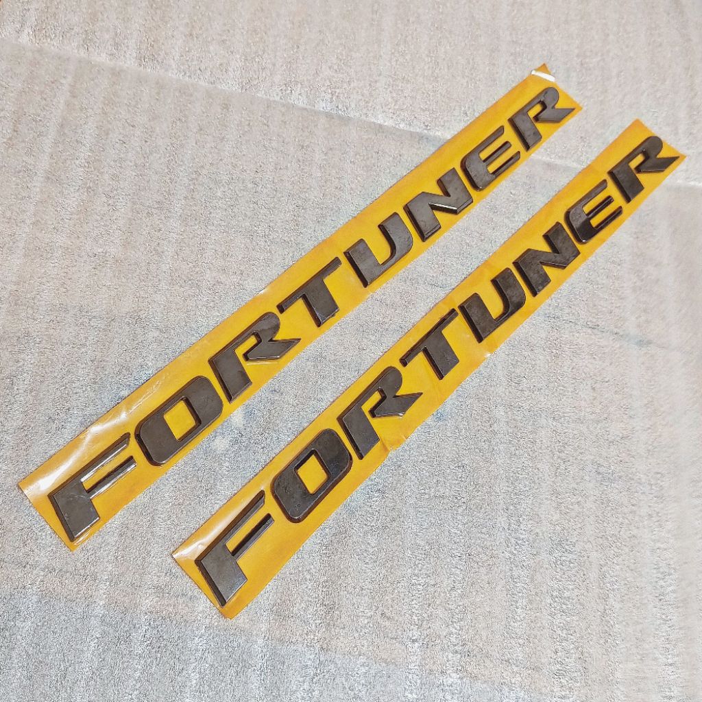 Emblem FORTUNER Black Chrome Original – Emblem Bagasi Belakang