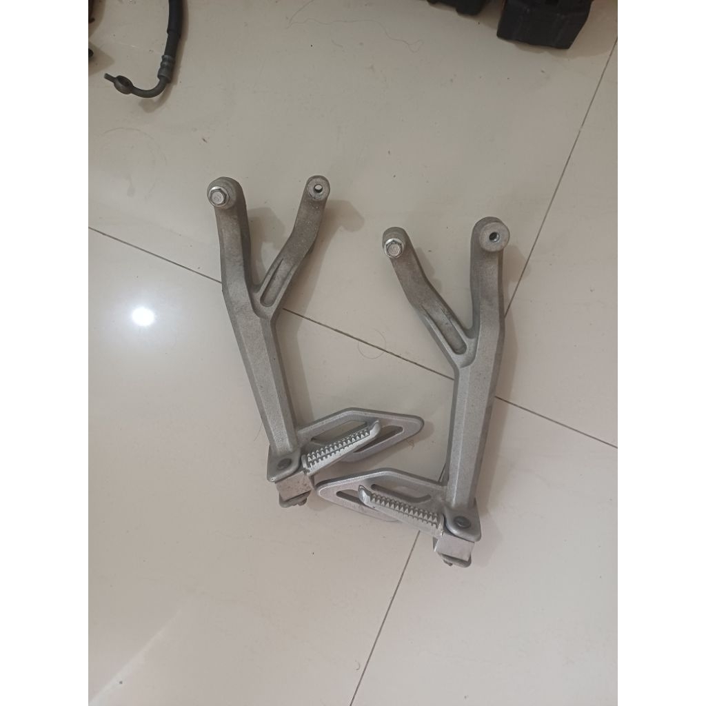 Footstep Belakang Yamaha R15 V3 Original Copotan