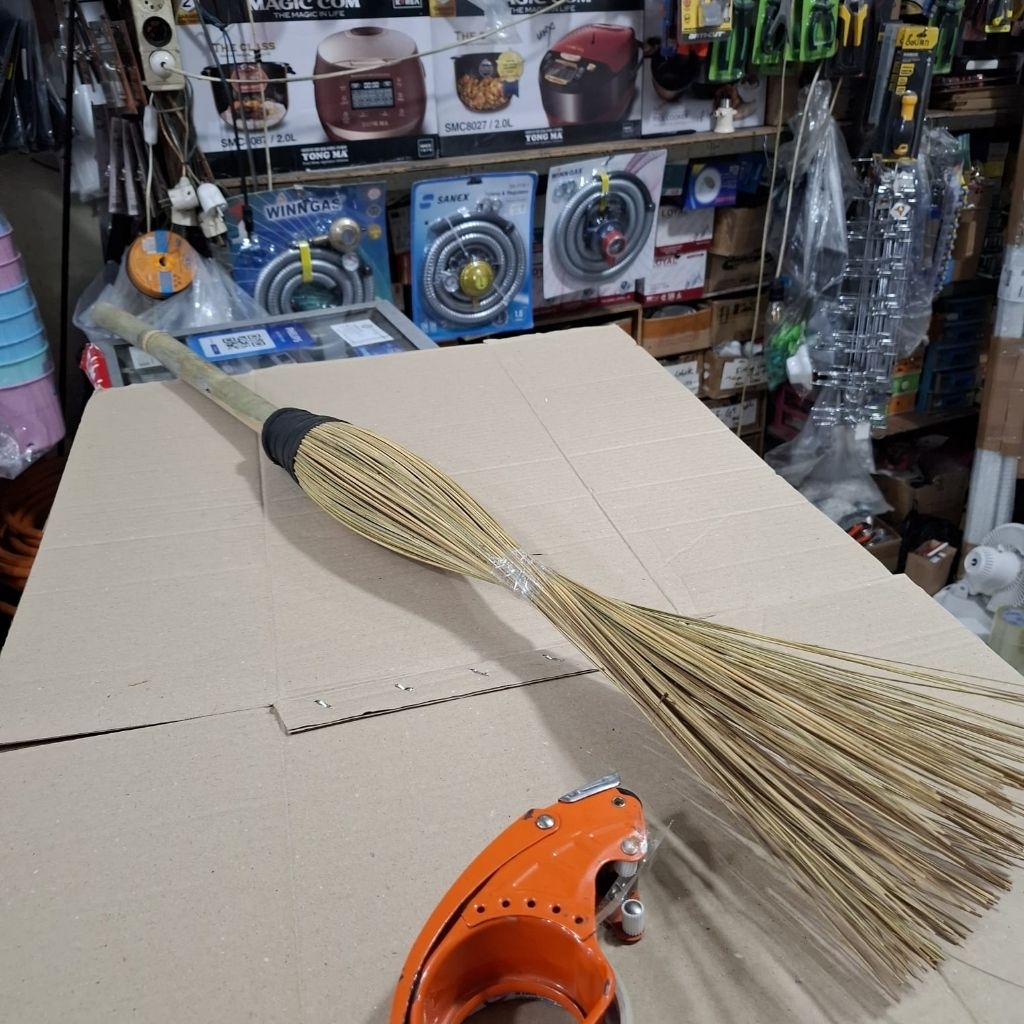 Sapu lidi gagang bambu sapu lidi gagang panjang Sapu Lidi Gagang Panjang Kuat dan Tahan Lama