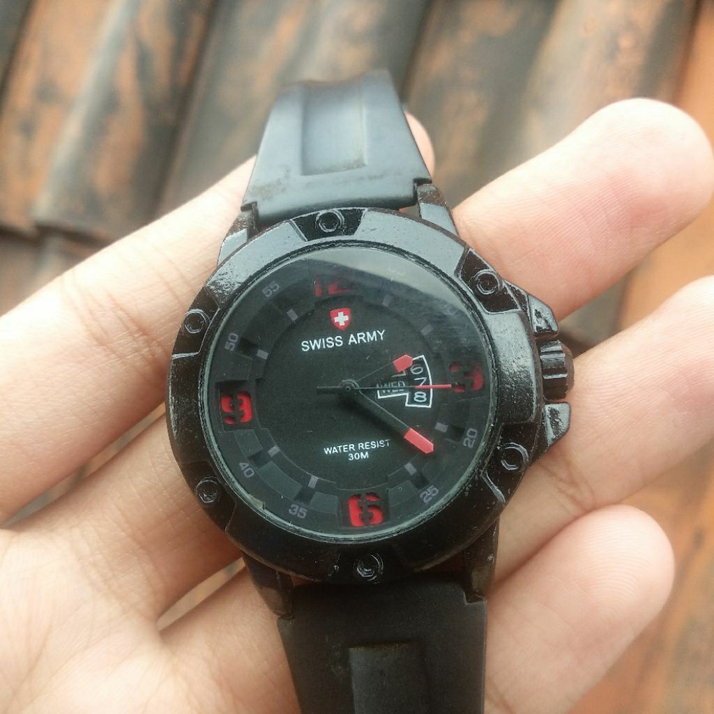 Jam tangan SWISS ARMY